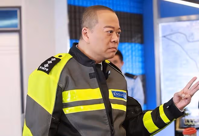 歐陽震華與妻子參加聚會！吃生腌海鮮喝酒太盡興，戴大金表顯闊氣