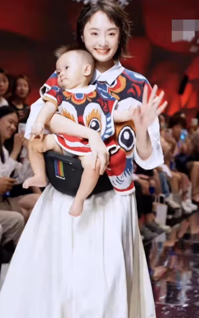 知名女演員抱8月大兒子走秀,大出血未滿兩月即復工,引網友熱議