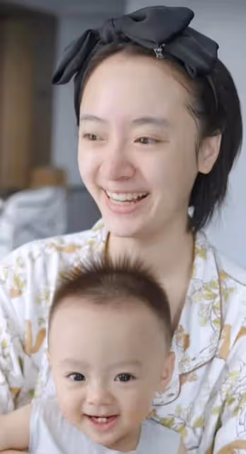 知名女演員抱8月大兒子走秀,大出血未滿兩月即復工,引網友熱議