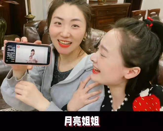 知名女演員抱8月大兒子走秀,大出血未滿兩月即復工,引網友熱議