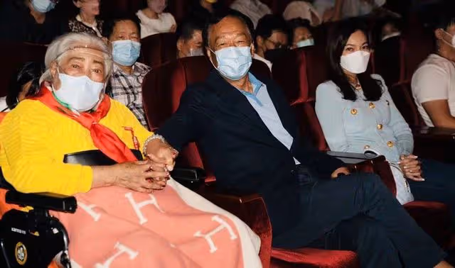 郭台銘攜94歲母親看演唱會!母子倆十指緊扣,曾馨瑩露面顯冷漠