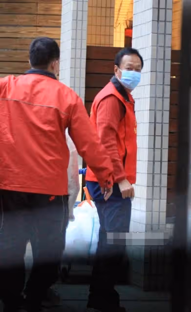 郭台銘攜94歲母親看演唱會!母子倆十指緊扣,曾馨瑩露面顯冷漠