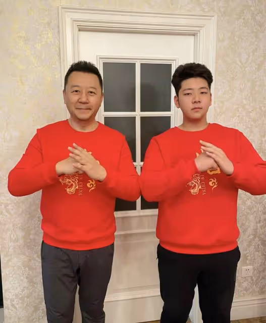 郭濤女兒首次登台走秀!11歲身高近180cm,翻白眼太嫌棄老爸賣萌