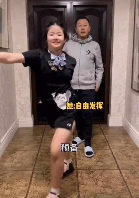 郭濤女兒首次登台走秀!11歲身高近180cm,翻白眼太嫌棄老爸賣萌