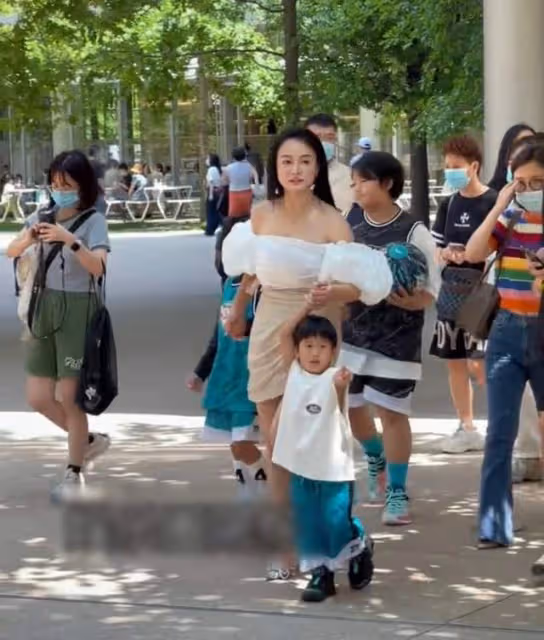 冉瑩穎帶三娃參加親子活動,抹胸短裙下滑險走光,被批穿著不得體