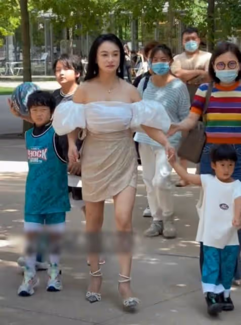 冉瑩穎帶三娃參加親子活動,抹胸短裙下滑險走光,被批穿著不得體