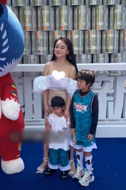 冉瑩穎帶三娃參加親子活動,抹胸短裙下滑險走光,被批穿著不得體