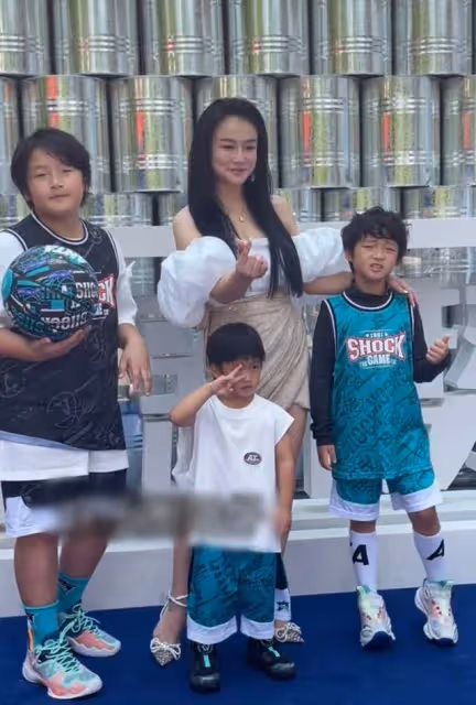 冉瑩穎帶三娃參加親子活動,抹胸短裙下滑險走光,被批穿著不得體