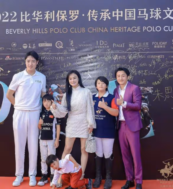 冉瑩穎帶三娃參加親子活動，抹胸短裙下滑險走光，被批穿著不得體