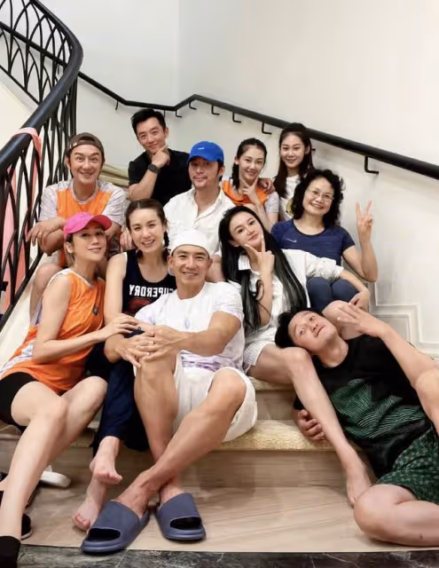 冉瑩穎帶三娃參加親子活動，抹胸短裙下滑險走光，被批穿著不得體