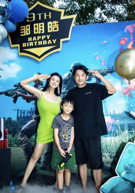 冉瑩穎帶三娃參加親子活動，抹胸短裙下滑險走光，被批穿著不得體