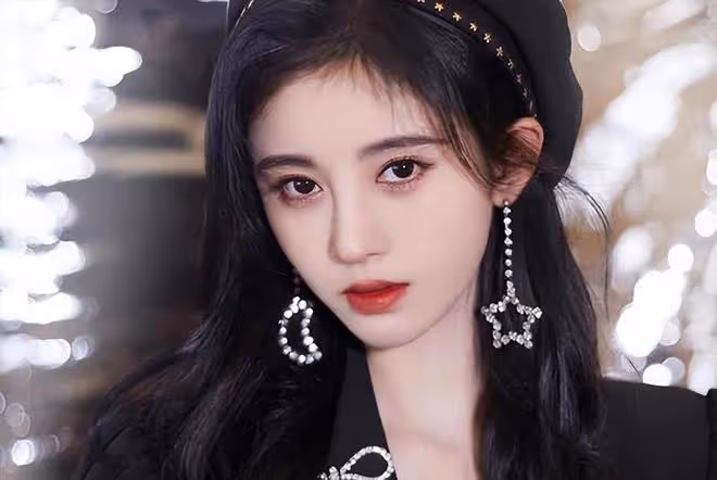 曝知名女團演出現場頻繁接吻，貼身熱舞動作曖昧，營業炒cp惹爭議