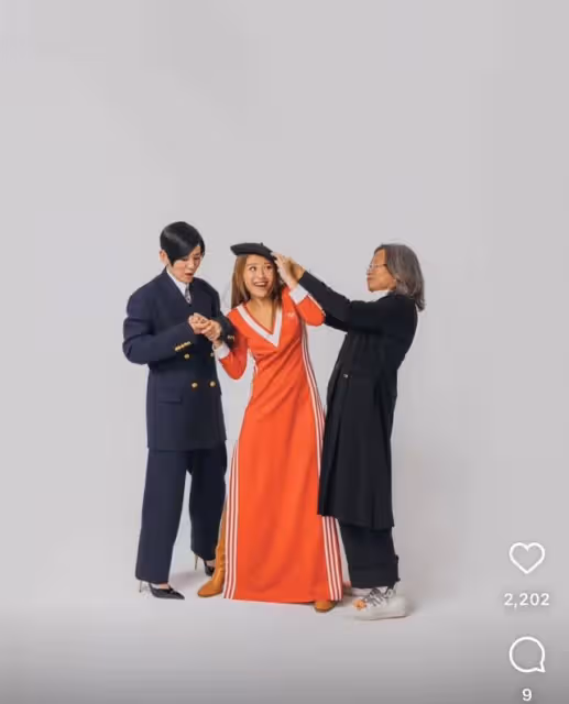 吳君如罕曬全家福!母女倆打鬧不斷似姐妹花,陳可辛貼心幫戴耳環