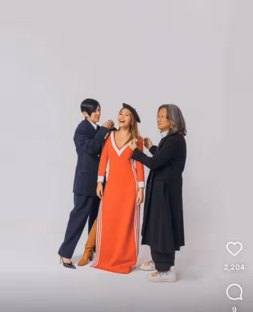 吳君如罕曬全家福!母女倆打鬧不斷似姐妹花,陳可辛貼心幫戴耳環