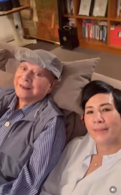吳君如罕曬全家福!母女倆打鬧不斷似姐妹花,陳可辛貼心幫戴耳環