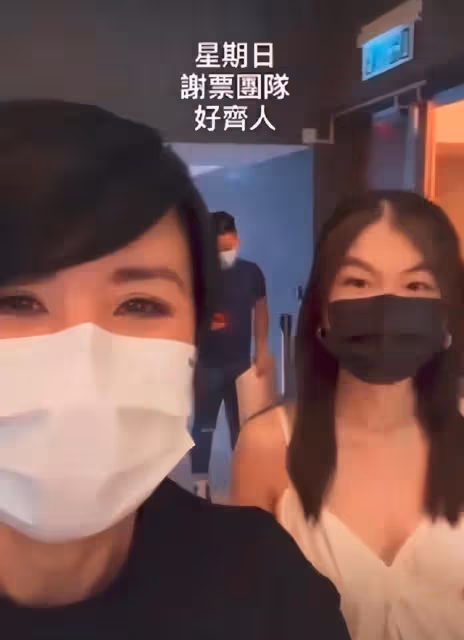 吳君如罕曬全家福!母女倆打鬧不斷似姐妹花,陳可辛貼心幫戴耳環
