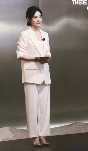 54歲周濤離開央視6年，為化妝品站台主持，白得發光甜笑似少女