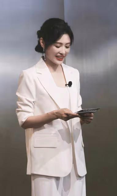54歲周濤離開央視6年，為化妝品站台主持，白得發光甜笑似少女