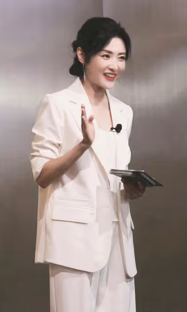 54歲周濤離開央視6年，為化妝品站台主持，白得發光甜笑似少女