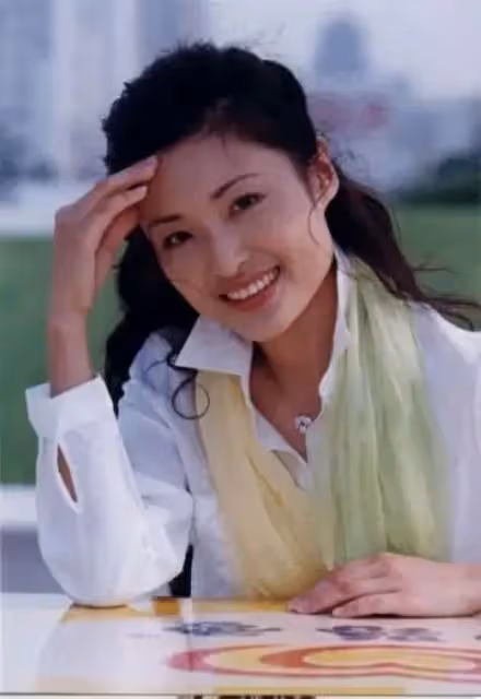 54歲周濤離開央視6年，為化妝品站台主持，白得發光甜笑似少女