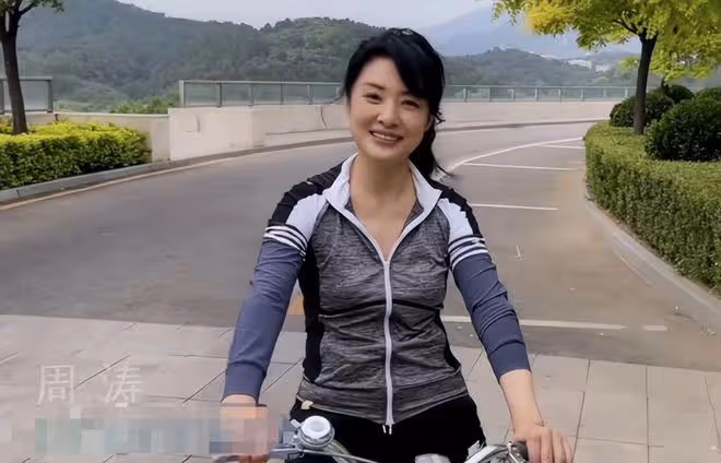 54歲周濤離開央視6年,為化妝品站台主持,白得發光甜笑似少女