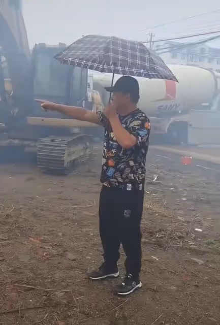 鄉愛謝廣坤惹爭議！高調蓋房子圈一大塊地皮，放禮花鞭炮濃煙滾滾