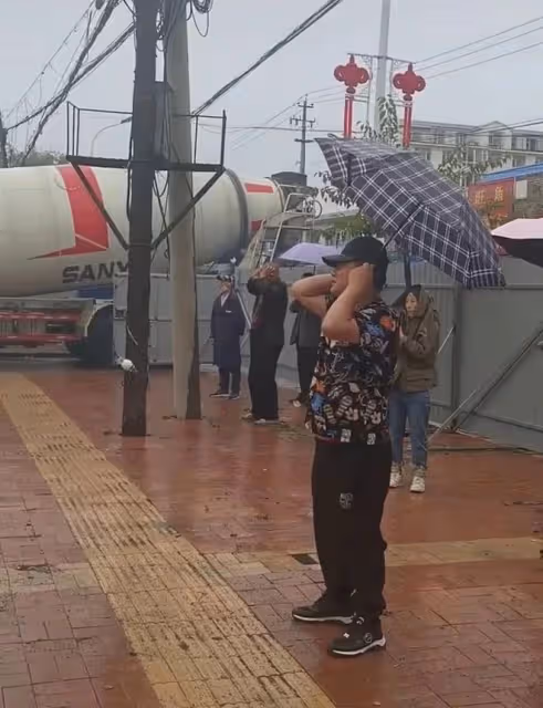 鄉愛謝廣坤惹爭議！高調蓋房子圈一大塊地皮，放禮花鞭炮濃煙滾滾