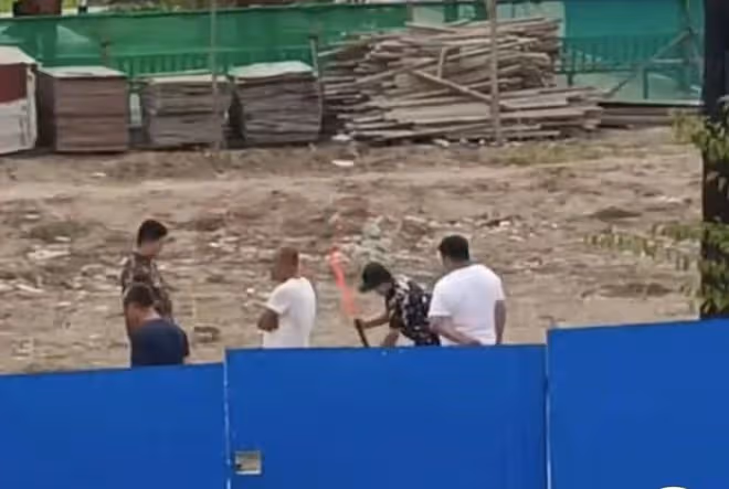 鄉愛謝廣坤惹爭議！高調蓋房子圈一大塊地皮，放禮花鞭炮濃煙滾滾