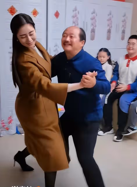 鄉愛謝廣坤惹爭議！高調蓋房子圈一大塊地皮，放禮花鞭炮濃煙滾滾