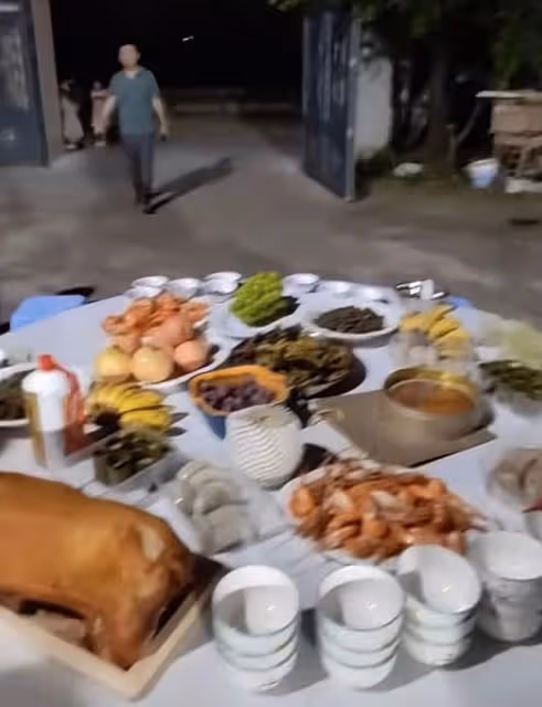 64歲港星現身內地農村吃席，穿69元上衣無人識，忙前忙後沒架子