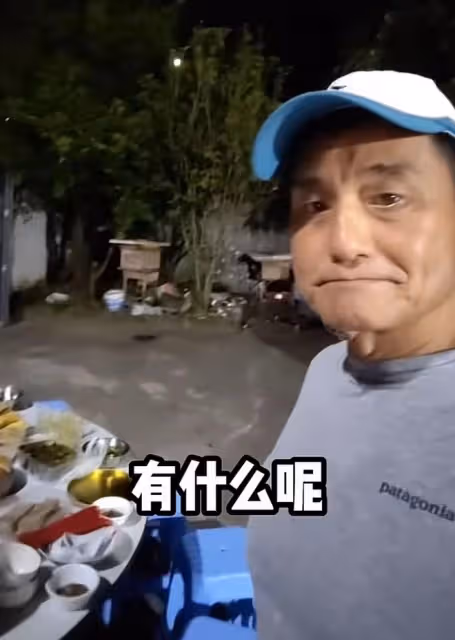 64歲港星現身內地農村吃席，穿69元上衣無人識，忙前忙後沒架子