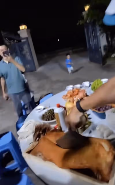 64歲港星現身內地農村吃席，穿69元上衣無人識，忙前忙後沒架子