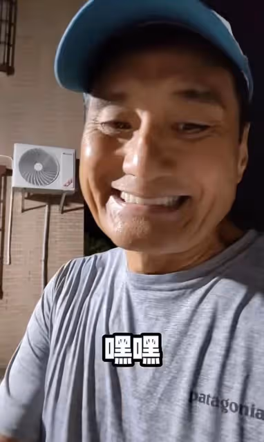 64歲港星現身內地農村吃席，穿69元上衣無人識，忙前忙後沒架子