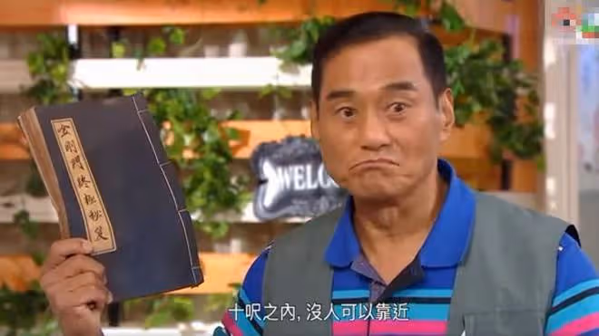 64歲港星現身內地農村吃席，穿69元上衣無人識，忙前忙後沒架子