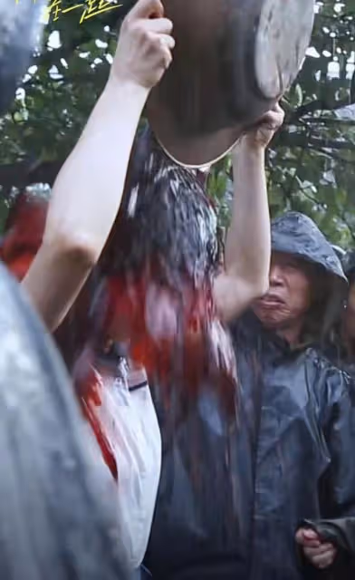 知名演員拍戲血漿澆頭淋暴雨，肥皂洗三天才洗凈，曾陷耍大牌爭議