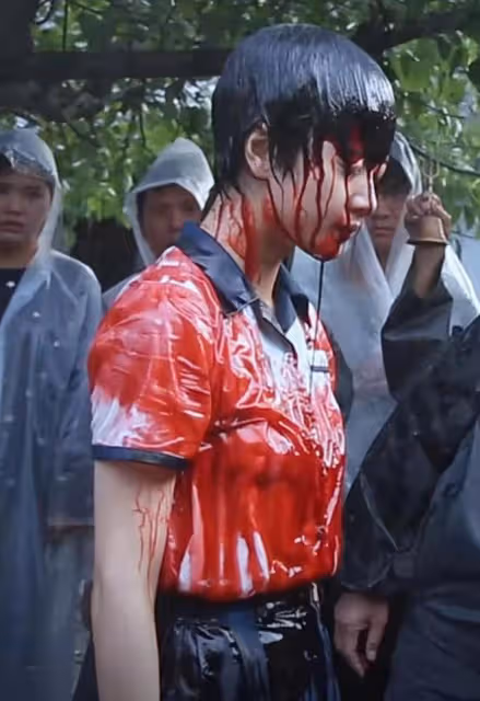 知名演員拍戲血漿澆頭淋暴雨，肥皂洗三天才洗凈，曾陷耍大牌爭議