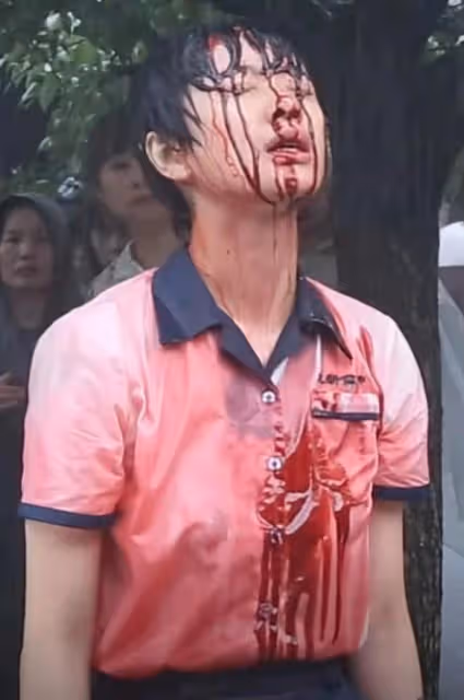 知名演員拍戲血漿澆頭淋暴雨，肥皂洗三天才洗凈，曾陷耍大牌爭議