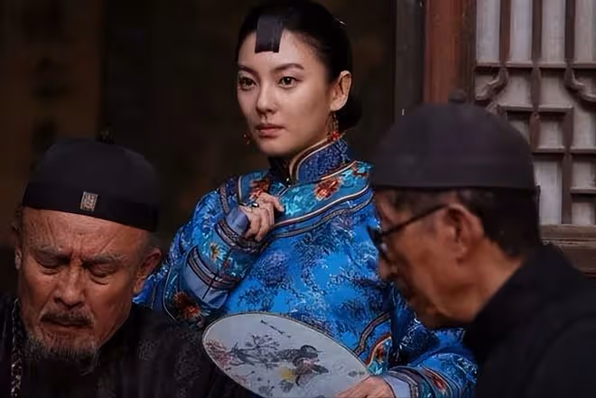 知名演員拍戲血漿澆頭淋暴雨，肥皂洗三天才洗凈，曾陷耍大牌爭議