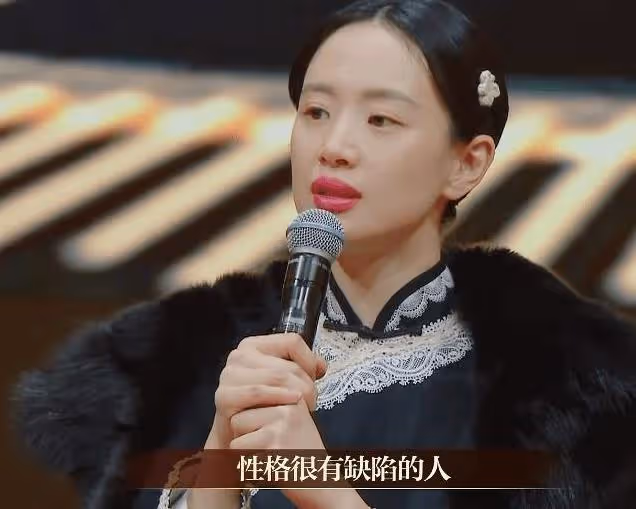 知名演員拍戲血漿澆頭淋暴雨，肥皂洗三天才洗凈，曾陷耍大牌爭議
