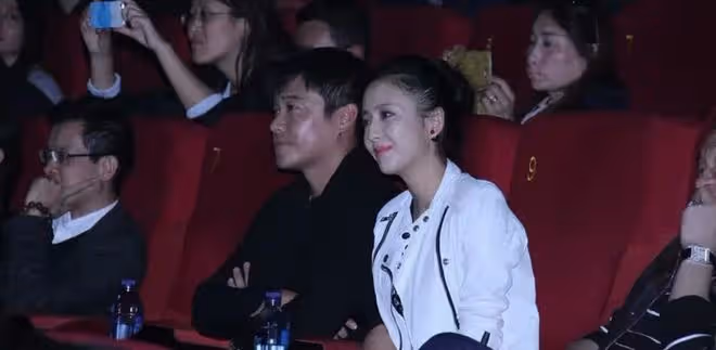 陳思誠曝新戀情！與美女當眾擁抱牽手，女方長腿吸睛顏值不輸明星