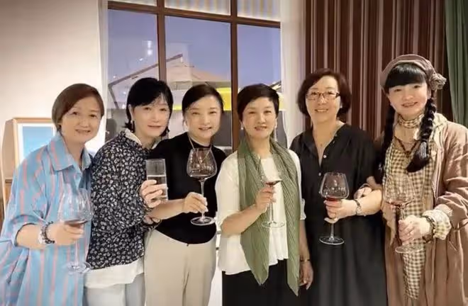 張國立夫婦現身大牌聚會，吃日料喝到臉通紅，鄧婕精緻穿萬元拖鞋