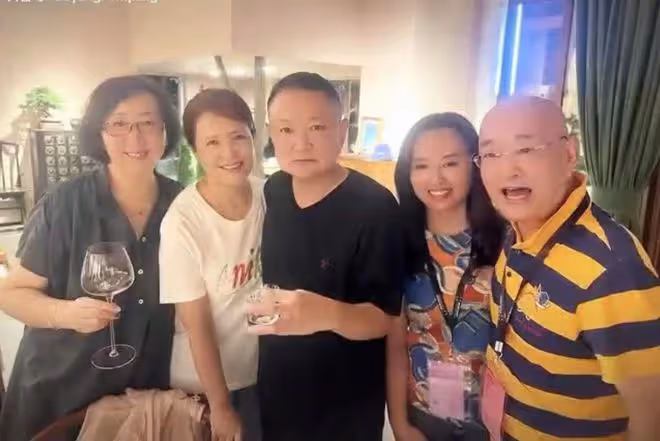 張國立夫婦現身大牌聚會，吃日料喝到臉通紅，鄧婕精緻穿萬元拖鞋