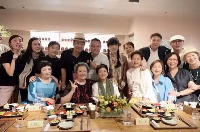 張國立夫婦現身大牌聚會，吃日料喝到臉通紅，鄧婕精緻穿萬元拖鞋