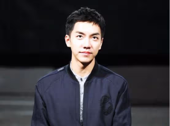 曾是一位歌手出道，退役後帶新作品回歸，如今成為人氣演員