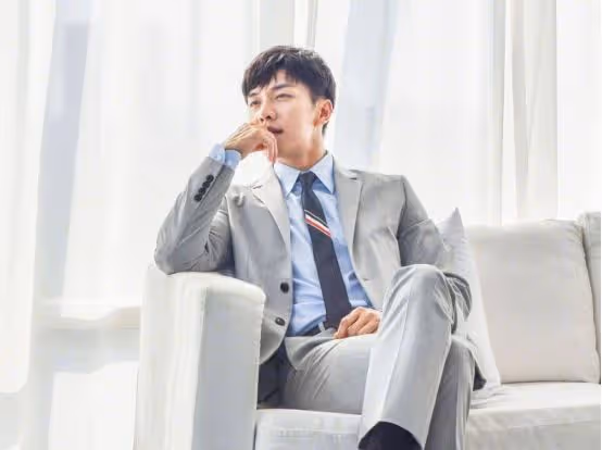 曾是一位歌手出道，退役後帶新作品回歸，如今成為人氣演員