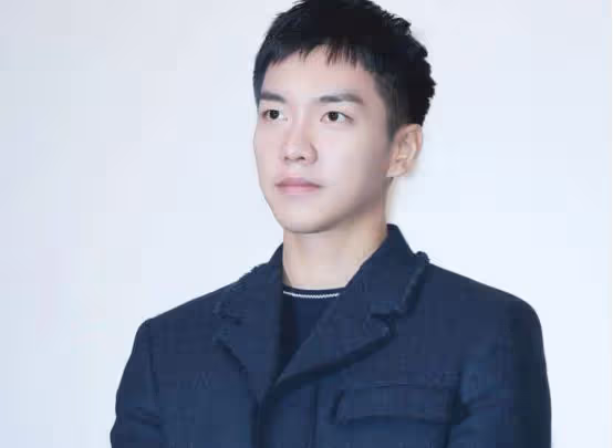 曾是一位歌手出道，退役後帶新作品回歸，如今成為人氣演員