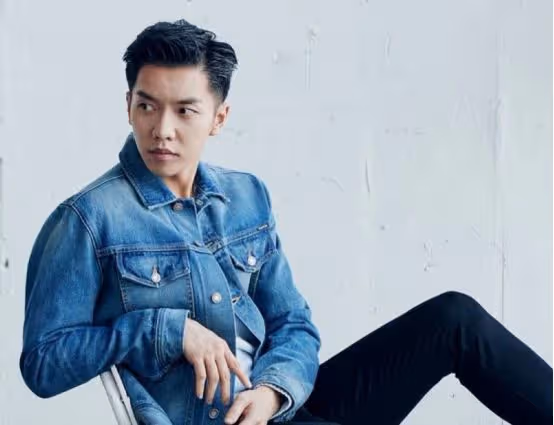 曾是一位歌手出道，退役後帶新作品回歸，如今成為人氣演員