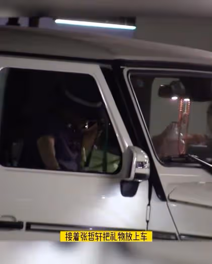 馬思純與張哲軒出門酷似大媽，既拎包還當司機，男方全程無動於衷