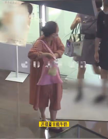 馬思純與張哲軒出門酷似大媽，既拎包還當司機，男方全程無動於衷