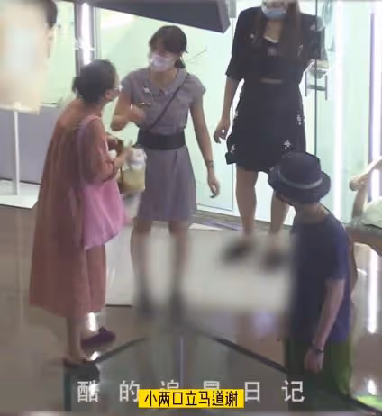 馬思純與張哲軒出門酷似大媽，既拎包還當司機，男方全程無動於衷